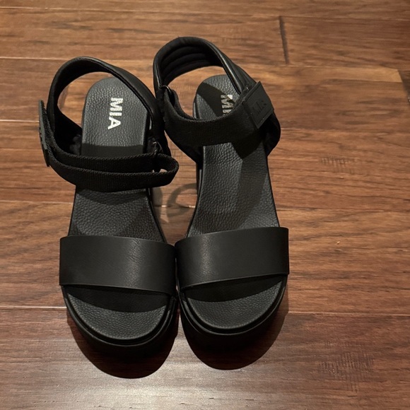 MIA Black Ivelisse Platform Sandals - Picture 3 of 5